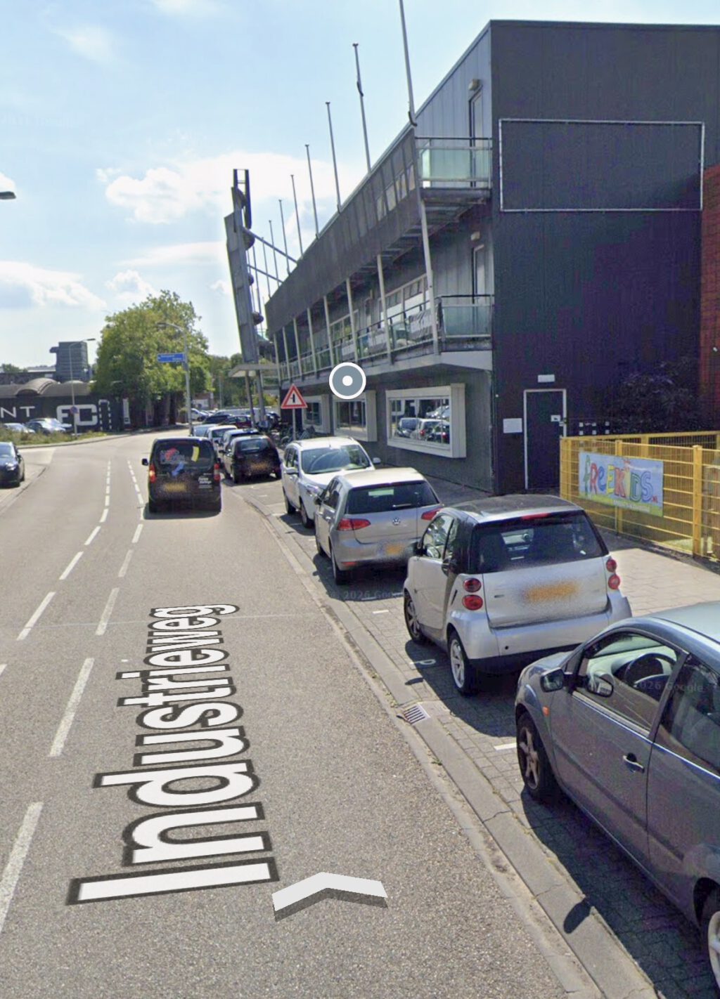 Komt er een parkeeroorlog? Democratisch Zaanstad stelt vragen over megasportschool aan Industrieweg in Assendelft